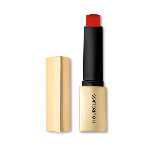 A creamy blush stick that delivers weightless, buildable color for a skin-perfecting finish.